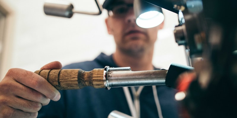 网球运动员在红土场上奋力挥拍击球的动态照片